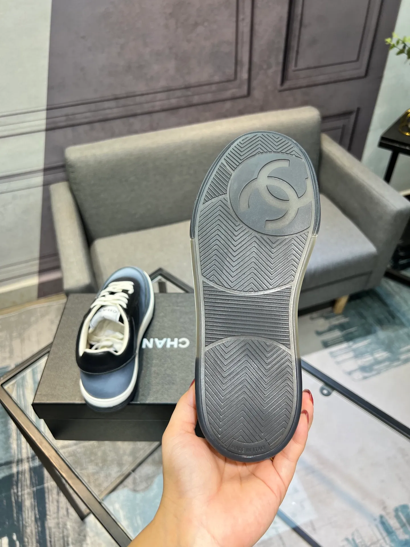 Men's men's shoes 💰660 Exclusive real shot (top version) CHANEL Chanel 2025ss color matching thick-soled casual sports shoes and sneakers. The counter is synchronized. The counter is very popular. A shoe that is very difficult to buy. The most popular thick-soled panda shoes on the Internet. It can be imagined that Xiaoxiang control can't miss it. It has both good looks and comfort. Simple and versatile white shoes. The thick sole increases the height and is super versatile. Close your eyes and wear it. Whoever wears it will look better. Upper: calfskin Lining: imported sheepskin lining Outsole: TPU original outsole Size: 35-44 (customized for women 41 and 40, and 45 for men)